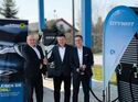 Drei Männer stehen an Ladeinfrastruktur von Citywatt und Raiffeisen-IMPULS Leasing bei einem Pressetermin.