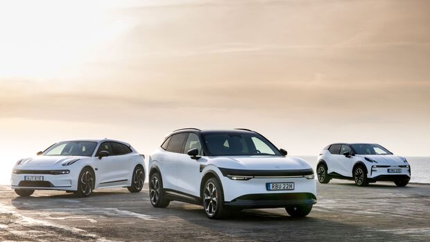 Drei Zeekr Elektrofahrzeuge verschiedener Modelle stehen nebeneinander in weißer Lackierung im Außenbereich.