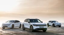 Drei Zeekr Elektrofahrzeuge verschiedener Modelle stehen nebeneinander in weißer Lackierung im Außenbereich.