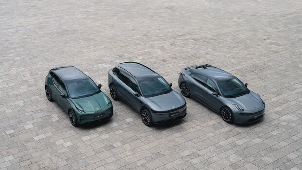 Drei Zeekr Modelle unterschiedlicher Baureihen stehen nebeneinander auf einer großen gepflasterten Fläche.