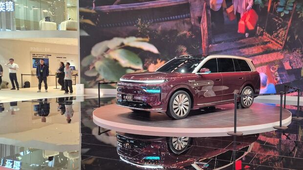 Dunkelroter Elektro-SUV Epicland X9 auf erhöhter Plattform in Messehalle