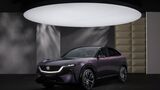 Dunkler Mazda CX-6e Elektro-SUV in Studio-Umgebung mit futuristischer Beleuchtung und klaren Designlinien.