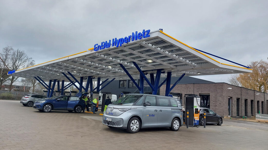 E-Autos laden an einem überdachten EnBW-HyperNetz-Schnellladepark mit mehreren Ladepunkten in Osnabrück.