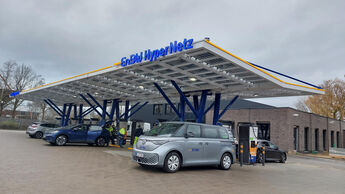 E-Autos laden an einem überdachten EnBW-HyperNetz-Schnellladepark mit mehreren Ladepunkten in Osnabrück.