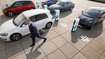 E-Mobilität Parkplatz Fuhrpark flotte laden ladesäule
