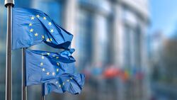 EU-Flaggen vor einem Gebäude der Europäischen Union in Brüssel