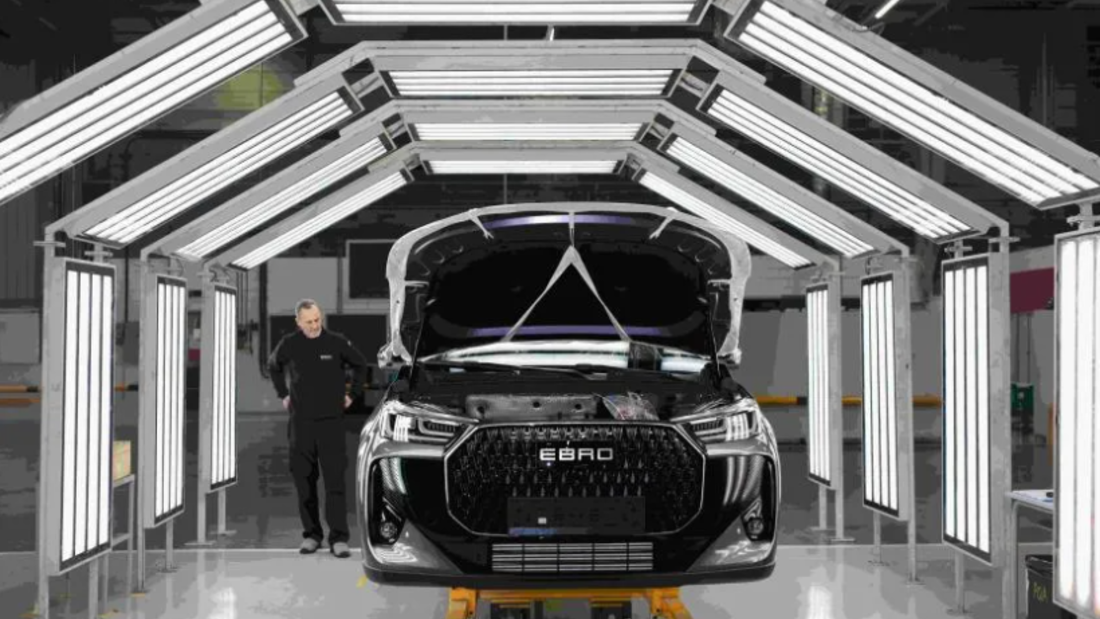 Ein EBRO-Fahrzeug durchläuft im Werk in Barcelona eine beleuchtete Qualitätskontrolle. Chery produziert dort gemeinsam mit EV Motors.