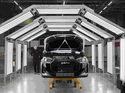 Ein EBRO-Fahrzeug durchläuft im Werk in Barcelona eine beleuchtete Qualitätskontrolle. Chery produziert dort gemeinsam mit EV Motors.