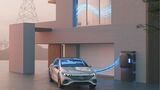 Ein Mercedes-Elektroauto steht vor einem modernen Haus und ist über eine Wallbox mit dem Stromnetz verbunden, das bidirektionalen Energiefluss visualisiert.
