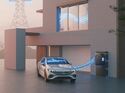 Ein Mercedes-Elektroauto steht vor einem modernen Haus und ist über eine Wallbox mit dem Stromnetz verbunden, das bidirektionalen Energiefluss visualisiert.
