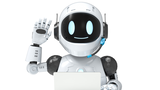 Ein weißer KI-Roboter sitzt vor einem Laptop und hebt die Hand.