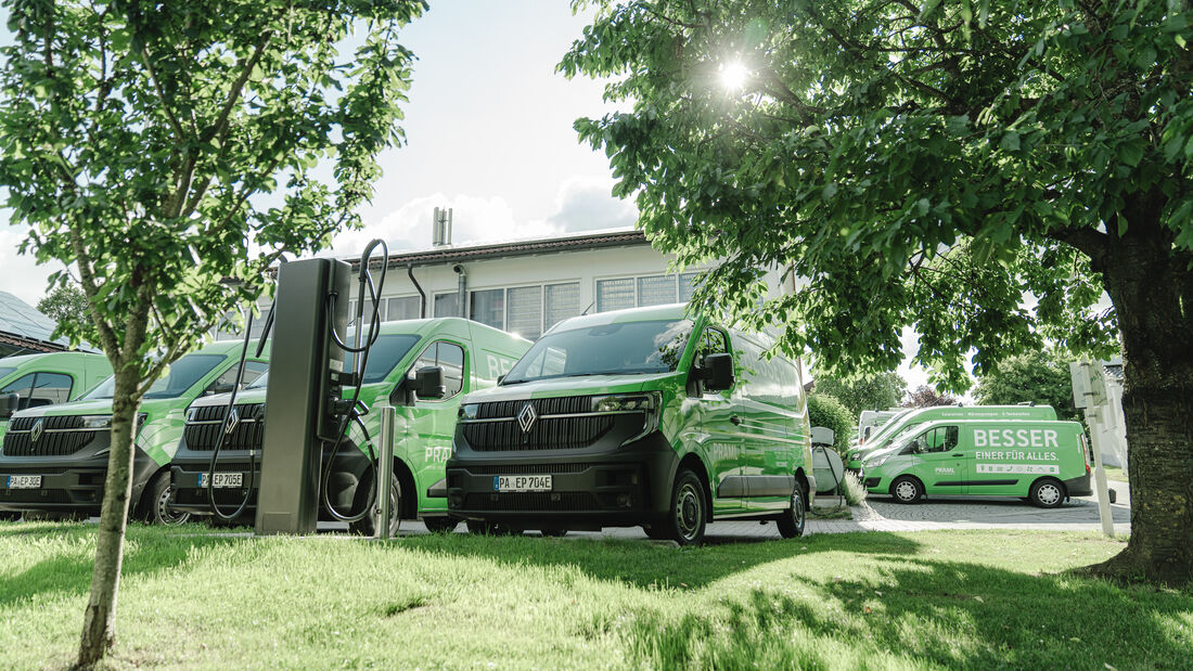 Elektrische Renault-Master-Transporter der Praml Group an einer Ladesäule auf dem Firmengelände, dahinter ein Ford Transit Custom (129)