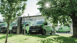 Elektrische Renault-Master-Transporter der Praml Group an einer Ladesäule auf dem Firmengelände, dahinter ein Ford Transit Custom (129)