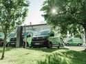 Elektrische Renault-Master-Transporter der Praml Group an einer Ladesäule auf dem Firmengelände, dahinter ein Ford Transit Custom (129)