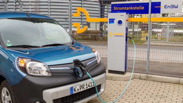 Elektrischer Transporter Renault Kangoo Z.E. lädt an öffentlicher Ladesäule