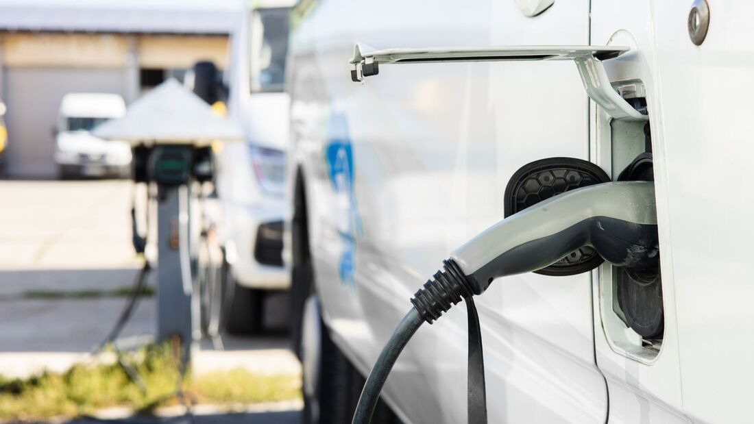 Elektro-Transporter lädt an einer Ladesäule. Der BEV-Anteil bei Transportern im Flottenmarkt erreichte 2026 bereits 15,2 Prozent.
