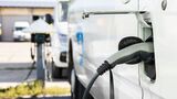 Elektro-Transporter lädt an einer Ladesäule. Der BEV-Anteil bei Transportern im Flottenmarkt erreichte 2026 bereits 15,2 Prozent.