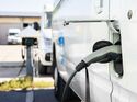 Elektro-Transporter lädt an einer Ladesäule. Der BEV-Anteil bei Transportern im Flottenmarkt erreichte 2026 bereits 15,2 Prozent.
