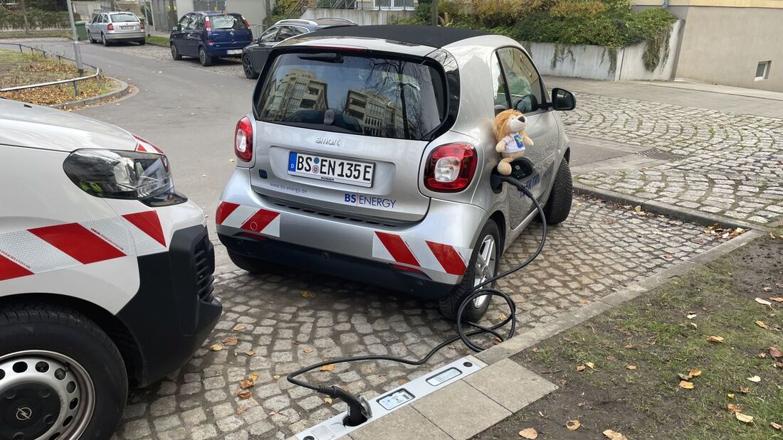 Elektroauto lädt an einem Bordsteinladepunkt von BS Energy in Braunschweig – Pilotprojekt für städtische Ladeinfrastruktur.