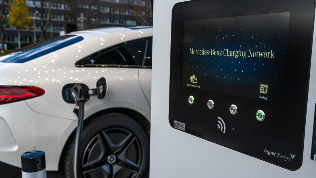 Elektroauto lädt an einer Mercedes-Benz-Ladesäule – Symbolbild für digitales Flottenladen