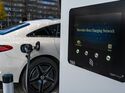Elektroauto lädt an einer Mercedes-Benz-Ladesäule – Symbolbild für digitales Flottenladen