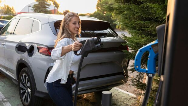 Elektroauto wird an einer öffentlichen Ladesäule geladen.