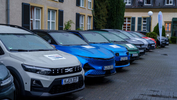 Elektroautos und Firmenwagen beim firmenauto test drive 2026 in Heiligenhaus, wo Fuhrparkmanager neue Modelle verschiedener Hersteller testen.