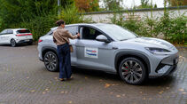 Elektroautos und Firmenwagen beim firmenauto test drive 2026 in Heiligenhaus, wo Fuhrparkmanager neue Modelle verschiedener Hersteller testen.