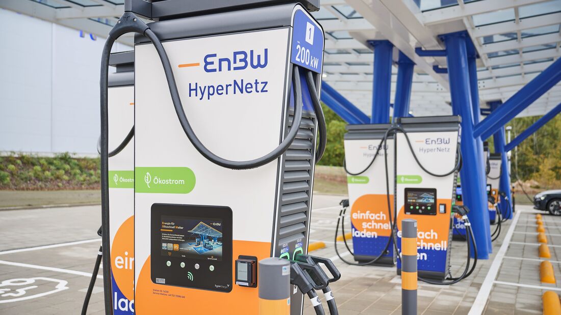 EnBW-HyperNetz-Schnellladesäule mit 200 kW Ladeleistung, sichtbarer Servicenummer und Ladekabel an einer Ladestation im Freien.