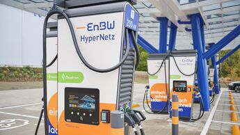 EnBW-HyperNetz-Schnellladesäule mit 200 kW Ladeleistung, sichtbarer Servicenummer und Ladekabel an einer Ladestation im Freien.