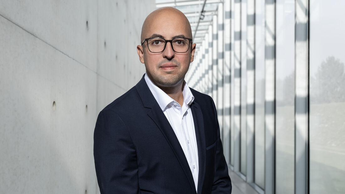 Estefanio Marques Alves, ab Oktober 2026 General Manager Lexus Deutschland und Österreich, im dunklen Anzug mit Brille in einem Glasgang