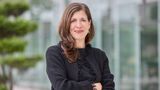 Eva Büchel, Director Operations der Europcar Mobility Group Germany, vor einer Glasfassade.
