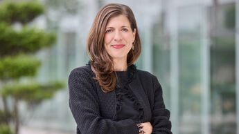 Eva Büchel, Director Operations der Europcar Mobility Group Germany, vor einer Glasfassade.