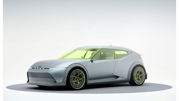 Exterieur des Hyundai Ioniq 3 in grauer Lackierung mit aerodynamischem Design und markanten Leichtmetallrädern