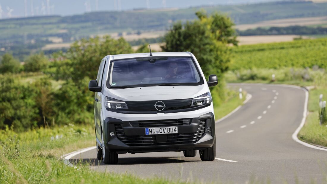 Fahraufnahme vom neuen Modell des Opel Vivaro aus dem Jahr 2025.