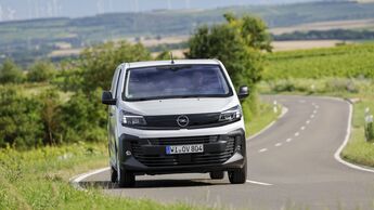 Fahraufnahme vom neuen Modell des Opel Vivaro aus dem Jahr 2025.