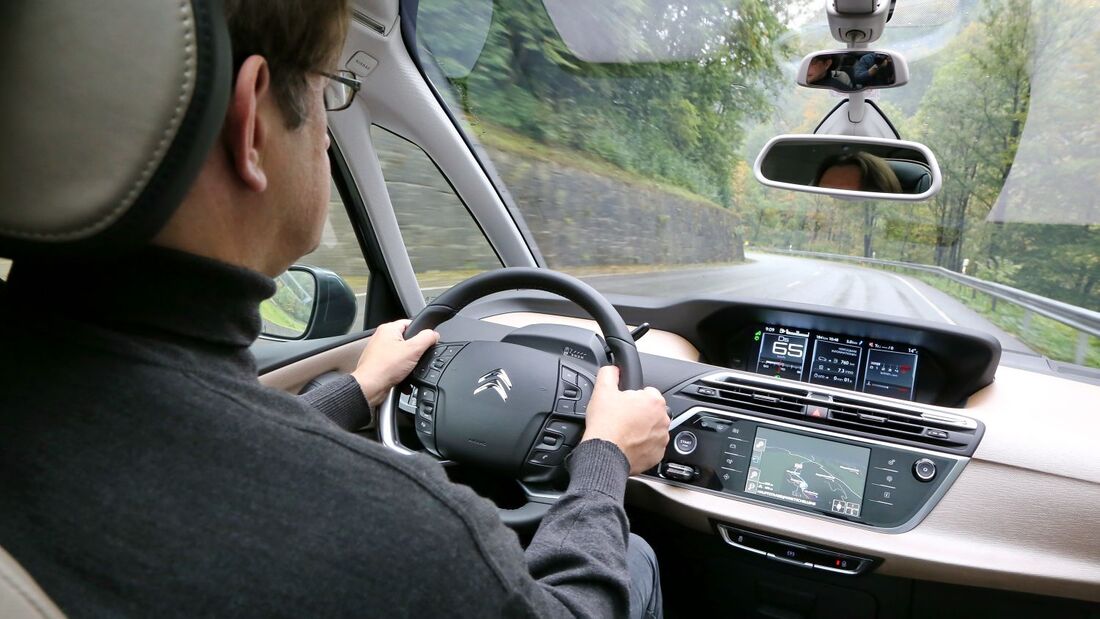 Fahrer fahrend Citroen Grand C4 Picasso