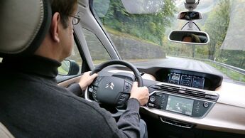 Fahrer fahrend Citroen Grand C4 Picasso
