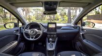 Fahreransicht im Mitsubishi ASX Hybrid mit Blick auf Lenkrad und Infotainmentbildschirm.