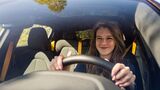 Fahrerin in einem Auto als Motiv für E-Auto-Leasing per Gehaltsumwandlung und betriebliche Mobilität.