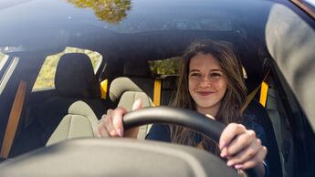 Fahrerin in einem Auto als Motiv für E-Auto-Leasing per Gehaltsumwandlung und betriebliche Mobilität.