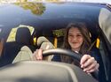 Fahrerin in einem Auto als Motiv für E-Auto-Leasing per Gehaltsumwandlung und betriebliche Mobilität.