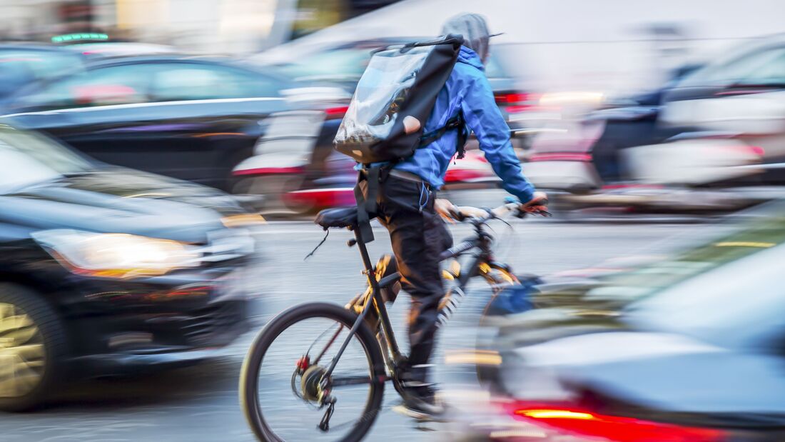 Fahrrad, groß, verwischen,  verschwommen, busy, Autos, Stadt, Bote,  Lieferung, Antrieb, Mann, Bewegung,  mitziehen, Straßen, Andrang,  Dienstleistungen, Straße, Verkehr, urbano, Unfallrisiko, Unfallgefahr