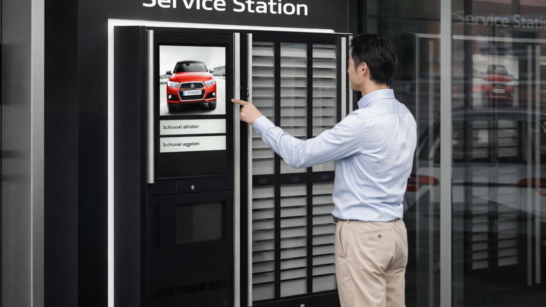 Fahrzeugschlüssel wird an einer digitalen Service Station von Teamware eingelegt