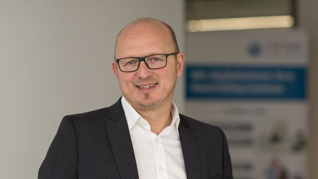 Fahrzeugschlüssel wird an einer digitalen Service Station von Teamware eingelegt