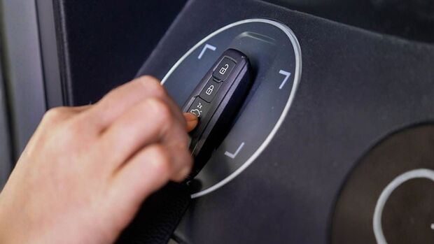 Fahrzeugschlüssel wird an einer digitalen Service Station von Teamware eingelegt