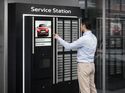 Fahrzeugschlüssel wird an einer digitalen Service Station von Teamware eingelegt
