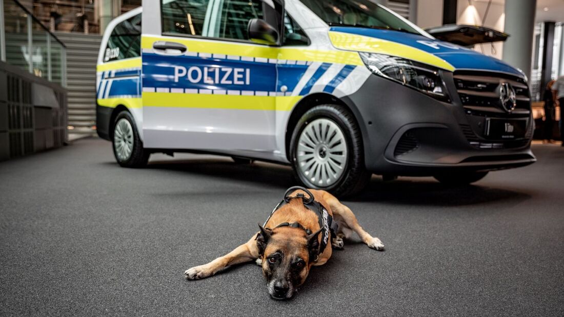 Fahrzeugübergabe in der Mercedes-Benz Niederlassung München:  Die Bayerische Polizei setzt auf Mercedes-Benz Vans

