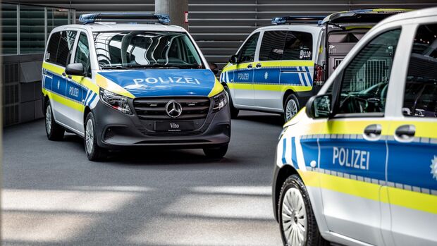 Fahrzeugübergabe in der Mercedes-Benz Niederlassung München:  Die Bayerische Polizei setzt auf Mercedes-Benz Vans

