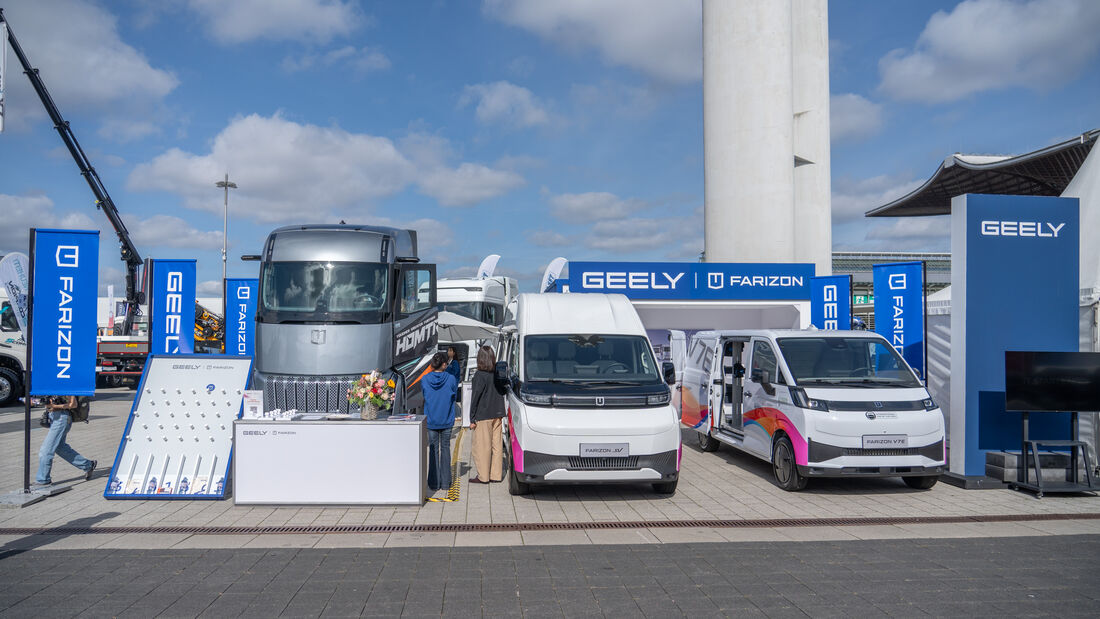 Farizon-Messestand auf der IAA Transportation 2026: Homtruck, Farizon SV und Farizon V7E vor dem Geely-Farizon-Pavillon in Hannover.
